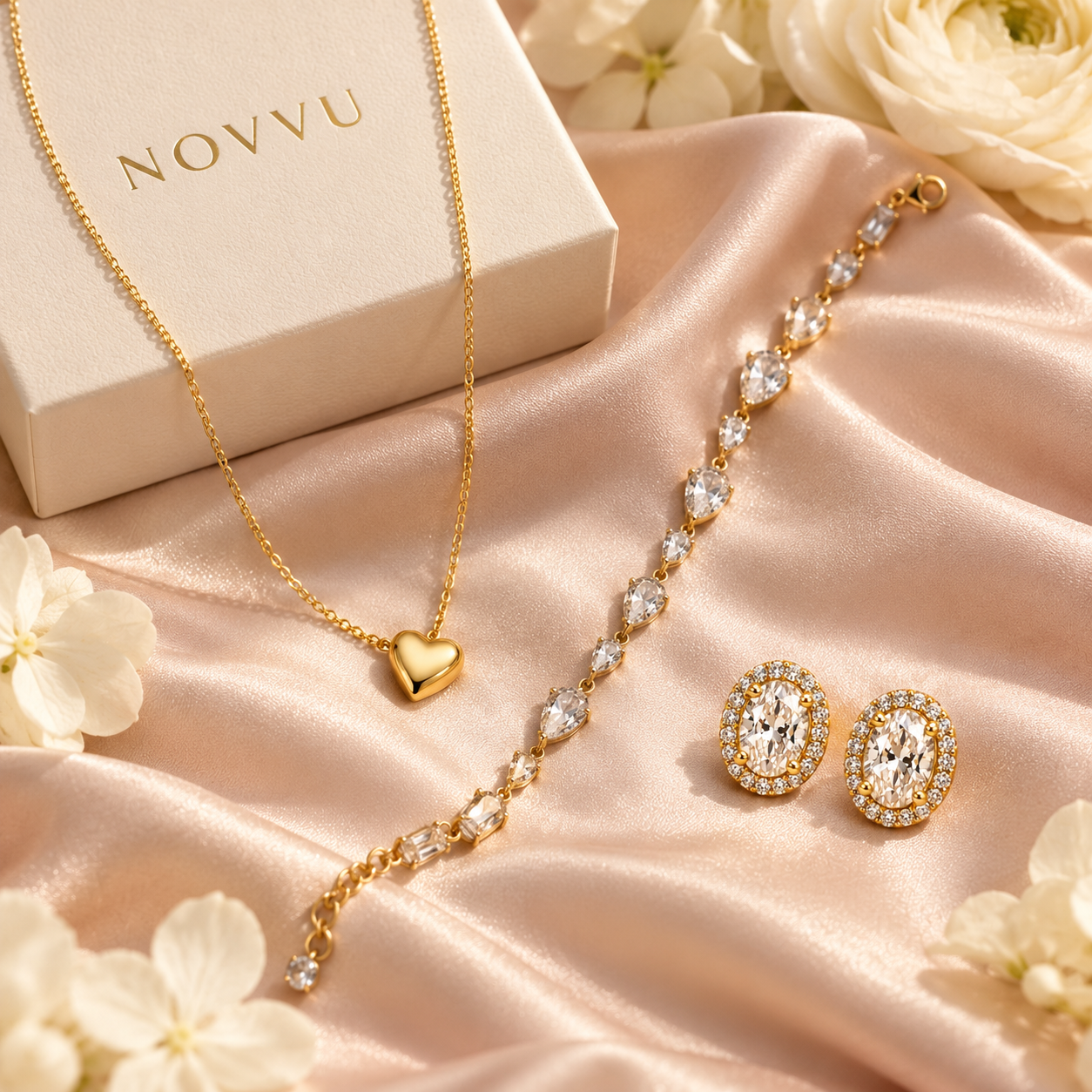 Cele trei bijuterii Love Gold Trio, pe satin, alături de cutia NOVVU