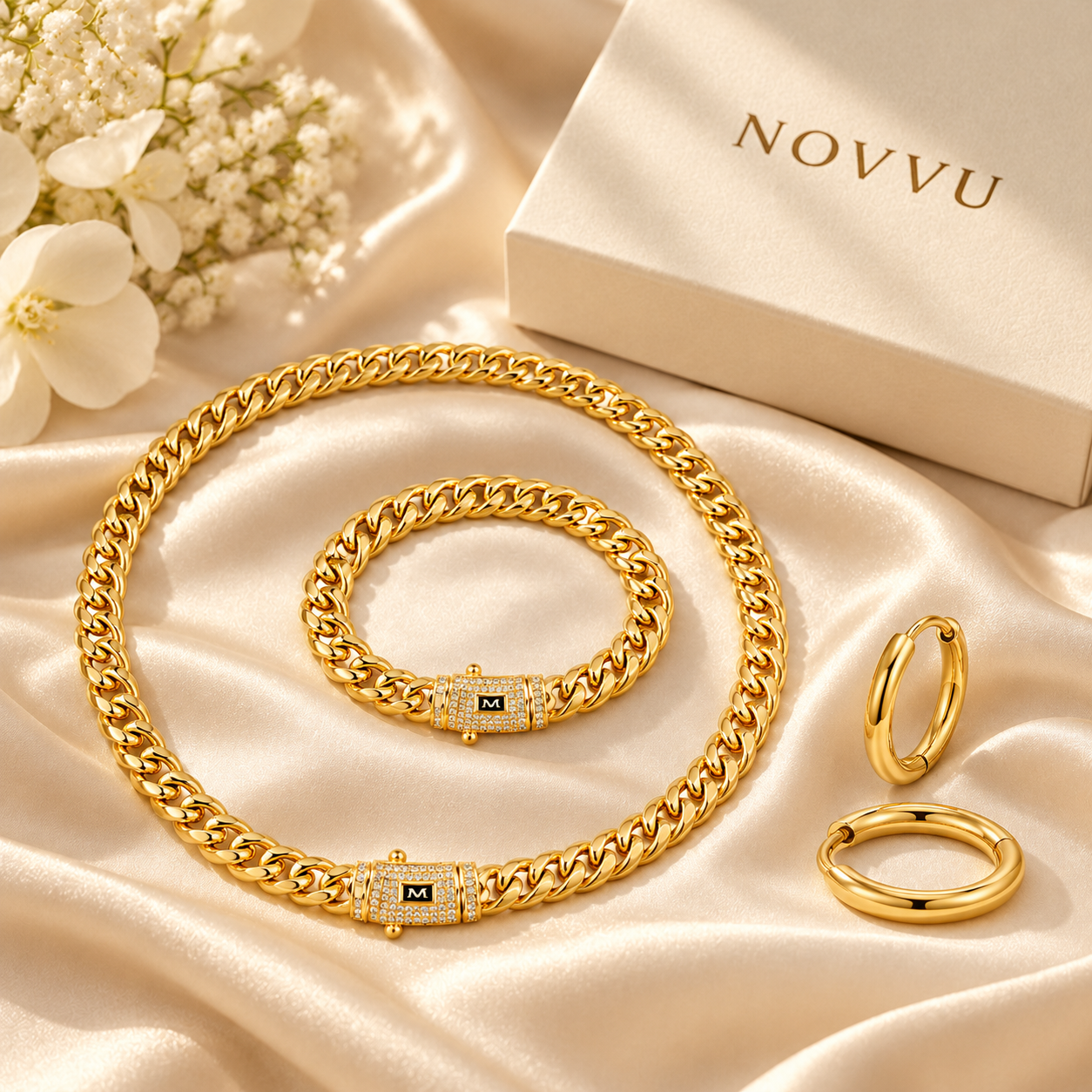 Cele trei bijuterii Monaco Gold 8MM Trio, pe satin, alături de cutia NOVVU