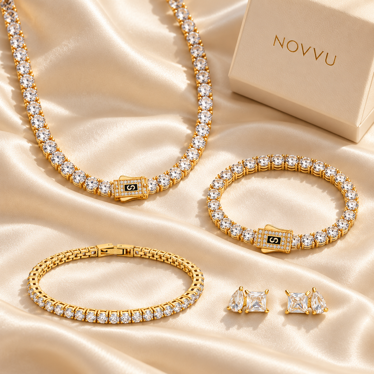 Cele patru bijuterii Monaco & Tennis Gold, pe satin, alături de cutia NOVVU